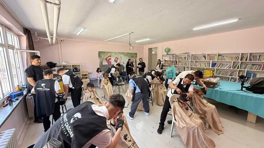 Ogrencilerin Yuzu Gulsun Diye Dukkanini Kapatti Denizlide Yurek Isitan Etkinlik4