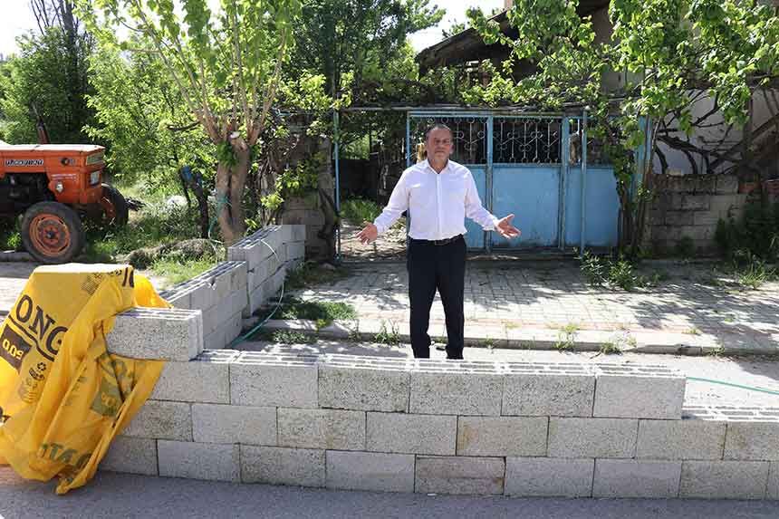 56 Yildir Kullanilan Kapidan Gecmek Icin Briket Duvari Asiyor 1