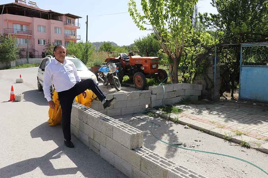 56 Yildir Kullanilan Kapidan Gecmek Icin Briket Duvari Asiyor 2