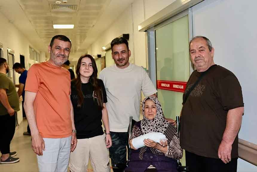 Baskan Cavusoglundan Bayram Mesaisindeki Personele Ve Hastalara Ziyaret 3