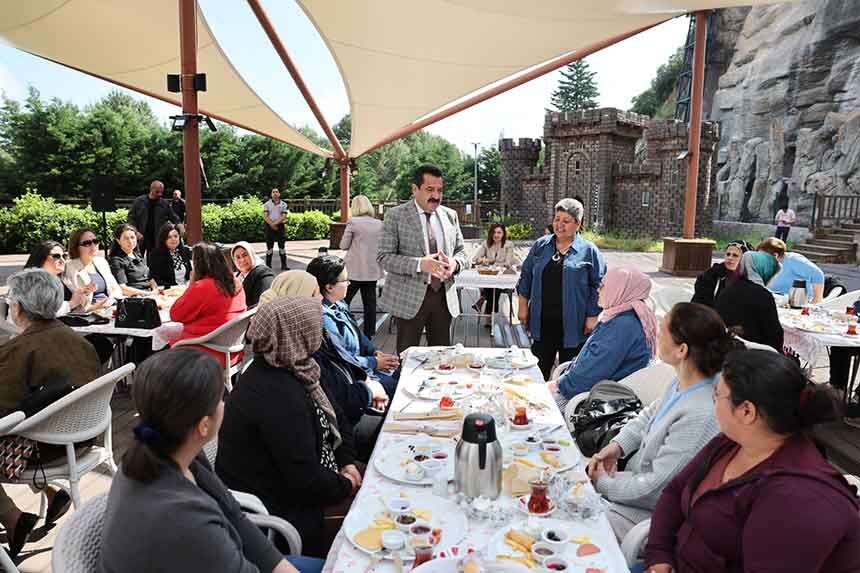 Baskan Ertemurdan Ozel Annelere Anlamli Mola 2