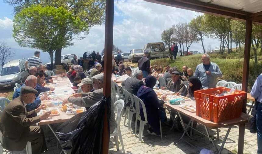 Buldanda Kumrali Dede Hayrina Yogun Katilim Dualar Afetler Icin Yukseldi