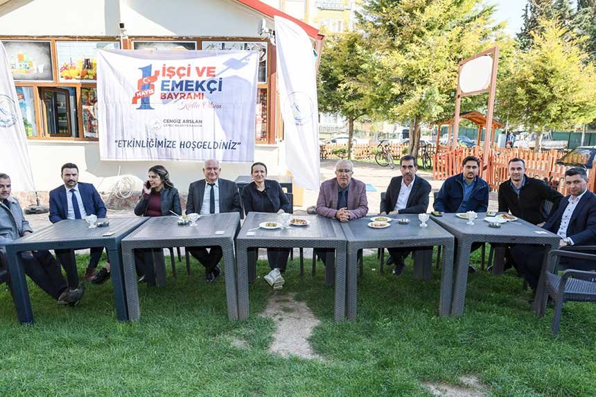 Camelide Belediye Personeli Aile Cay Bahcesinde Bulustu 1