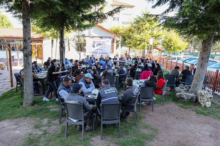 Camelide Belediye Personeli Aile Cay Bahcesinde Bulustu 2