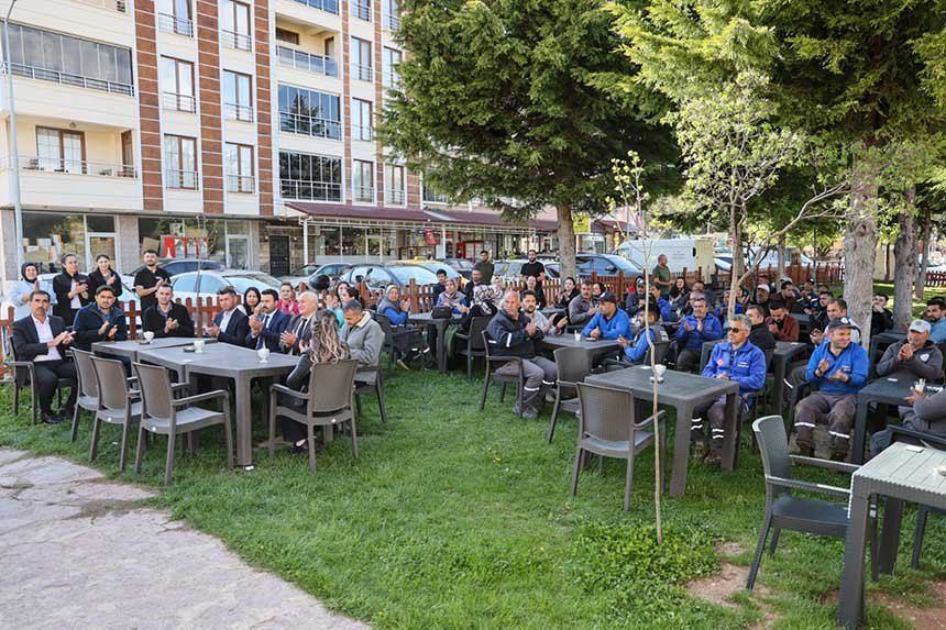 Camelide Belediye Personeli Aile Cay Bahcesinde Bulustu
