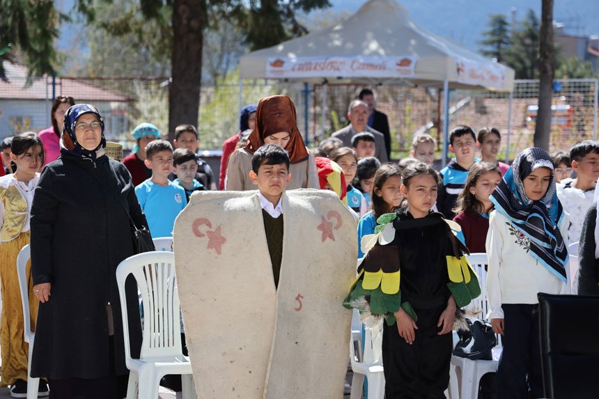 Camelide Masal Festivali Coskusu Cocuklar Masallarla Bulustu