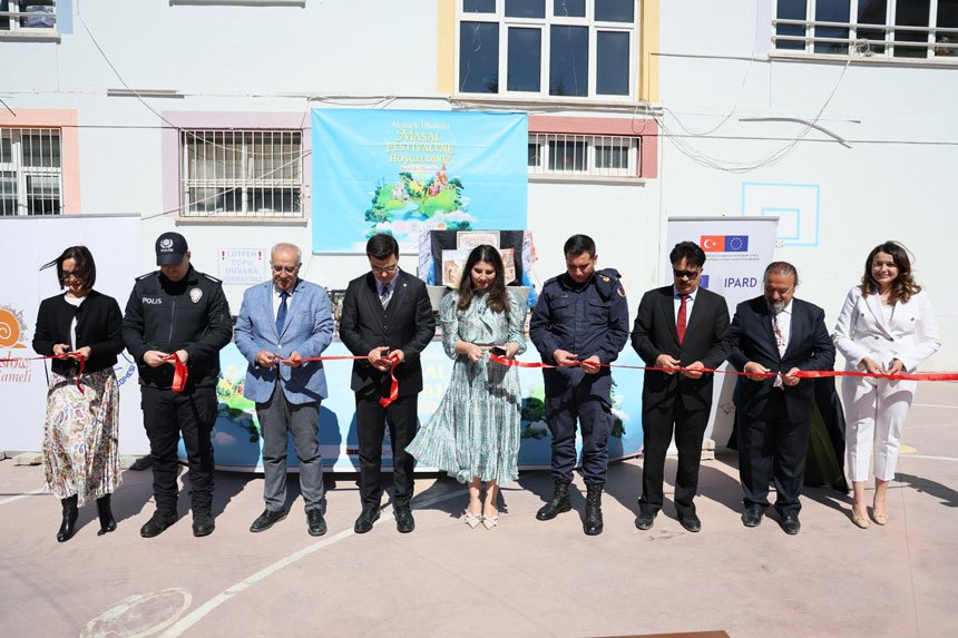 Camelide Masal Festivali Coskusu Cocuklar Masallarla Bulustu2