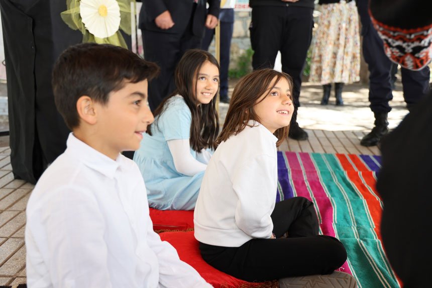 Camelide Masal Festivali Coskusu Cocuklar Masallarla Bulustu4