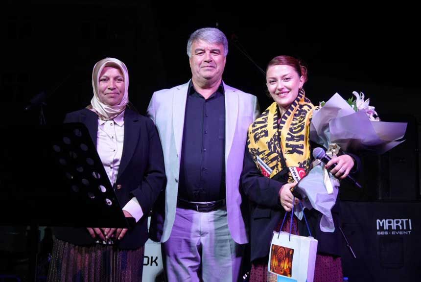 Cardakta 19 Mayis Coskusu Mahperi Konseriyle Meydanlar Inledi2