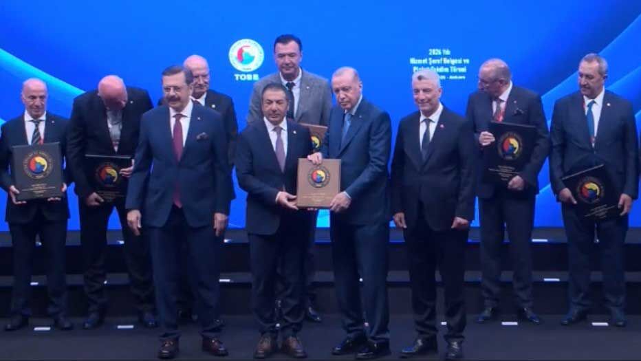 Cumhurbaskani Erdogandan Dto Baskani Erdogana Hizmet Seref Plaketi