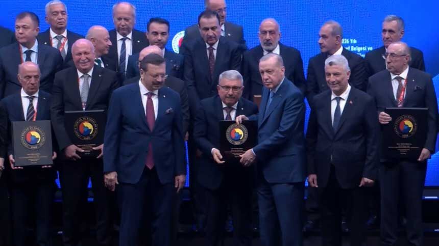 Cumhurbaskani Erdogandan Dto Baskani Erdogana Hizmet Seref Plaketi3