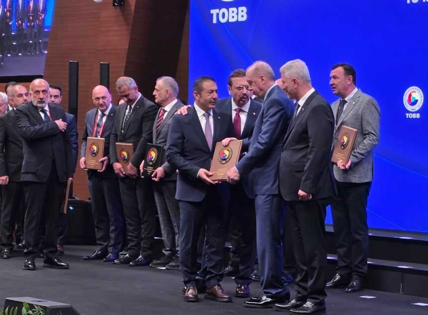 Cumhurbaskani Erdogandan Dto Baskani Erdogana Hizmet Seref Plaketi4
