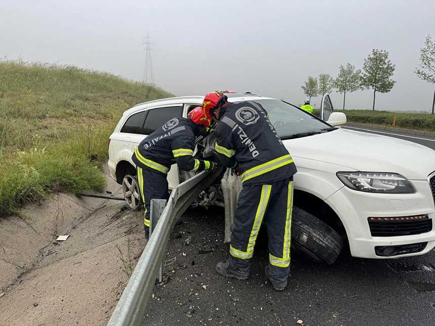 Denizli Bozkurtta Feci Kaza Bariyerlere Saplanan Aracta 1 Kisi Hayatini Kaybetti 1