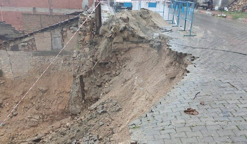 Denizli Guneyde Heyelan Tilkilik Mahallesi Denizli Yolu Trafige Kapatildi 2