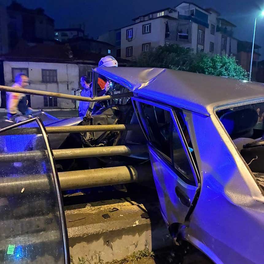 Denizli Pamukkalede Kaza Aracta Sikisan Surucuyu Itfaiye Ekipleri Kurtardi 1