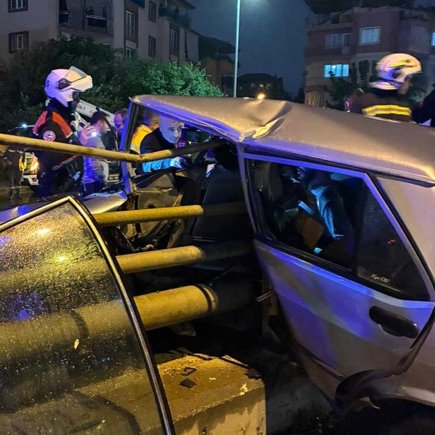 Denizli Pamukkalede Kaza Aracta Sikisan Surucuyu Itfaiye Ekipleri Kurtardi 2