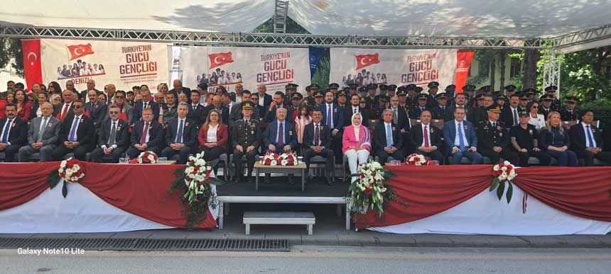 Denizlide 19 Mayis Kutlamalari Valilik Onunde Basladi2