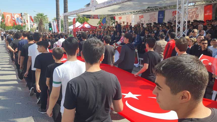 Denizlide 19 Mayis Kutlamalari Valilik Onunde Basladi5