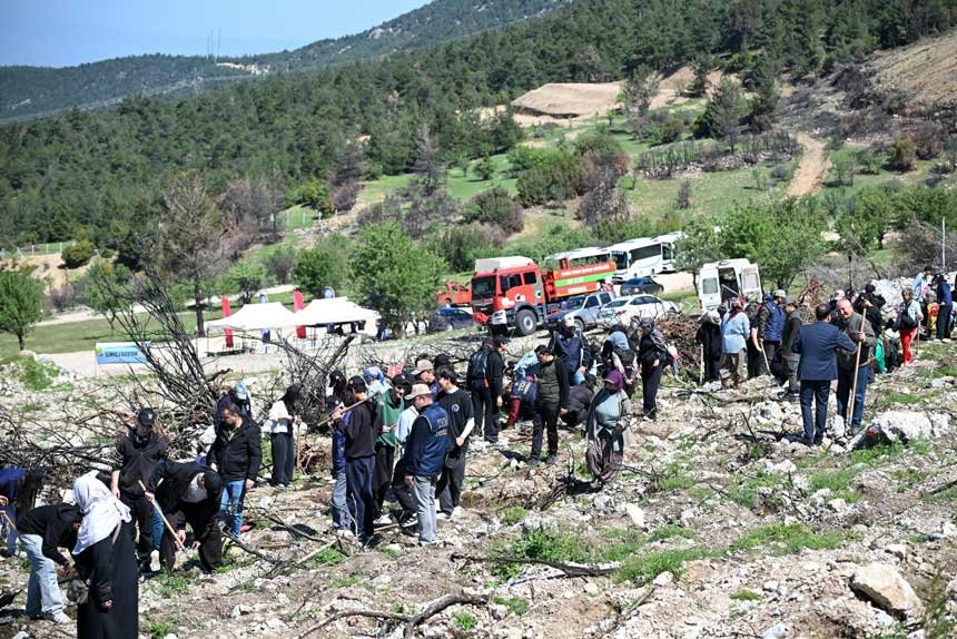 Denizlide 28 Polis Sehidi Hatirasina 200 Fidan Toprakla Bulustu