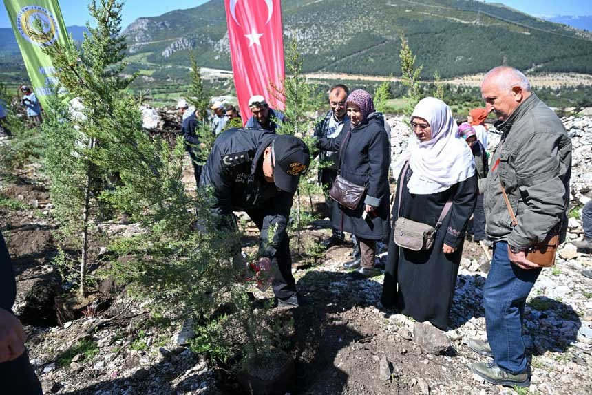 Denizlide 28 Polis Sehidi Hatirasina 200 Fidan Toprakla Bulustu4
