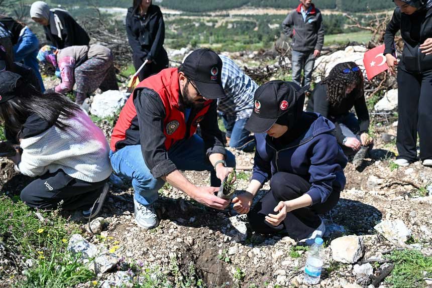 Denizlide 28 Polis Sehidi Hatirasina 200 Fidan Toprakla Bulustu5
