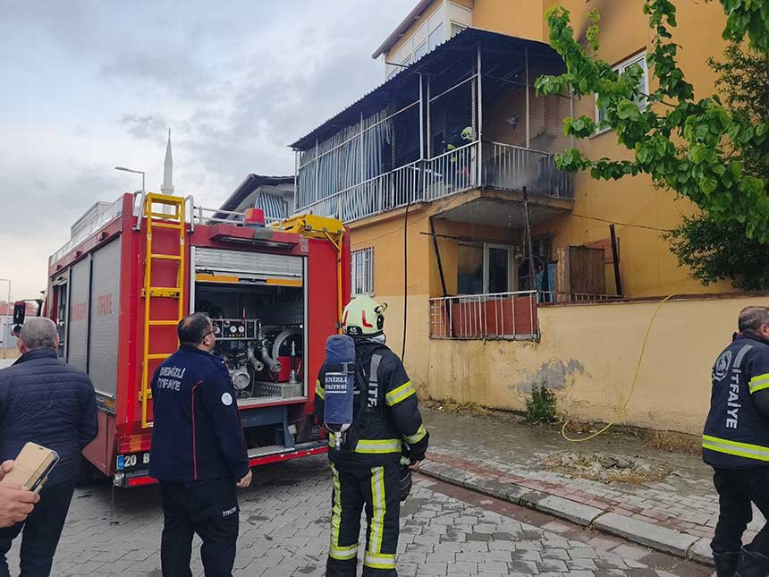 Denizlide Balkon Yanan Koltuk Panige Neden Oldu 1