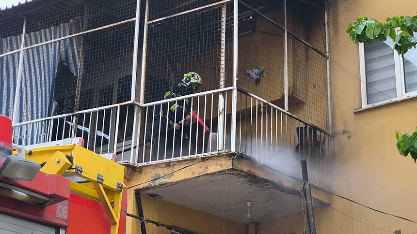 Denizlide Balkon Yanan Koltuk Panige Neden Oldu 2
