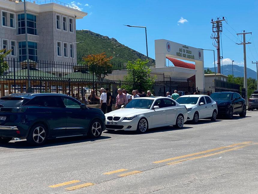 Denizlide Otobus Kazasinda Hayatini Kaybedenlerin Kimlik Tespit Calismalari Suruyor1