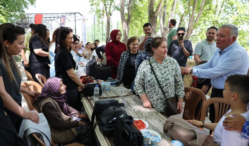 Honaz Belediyesi Tarafindan Duzenlenen Anneler Gunu Etkinligine Yogun Katilim 2