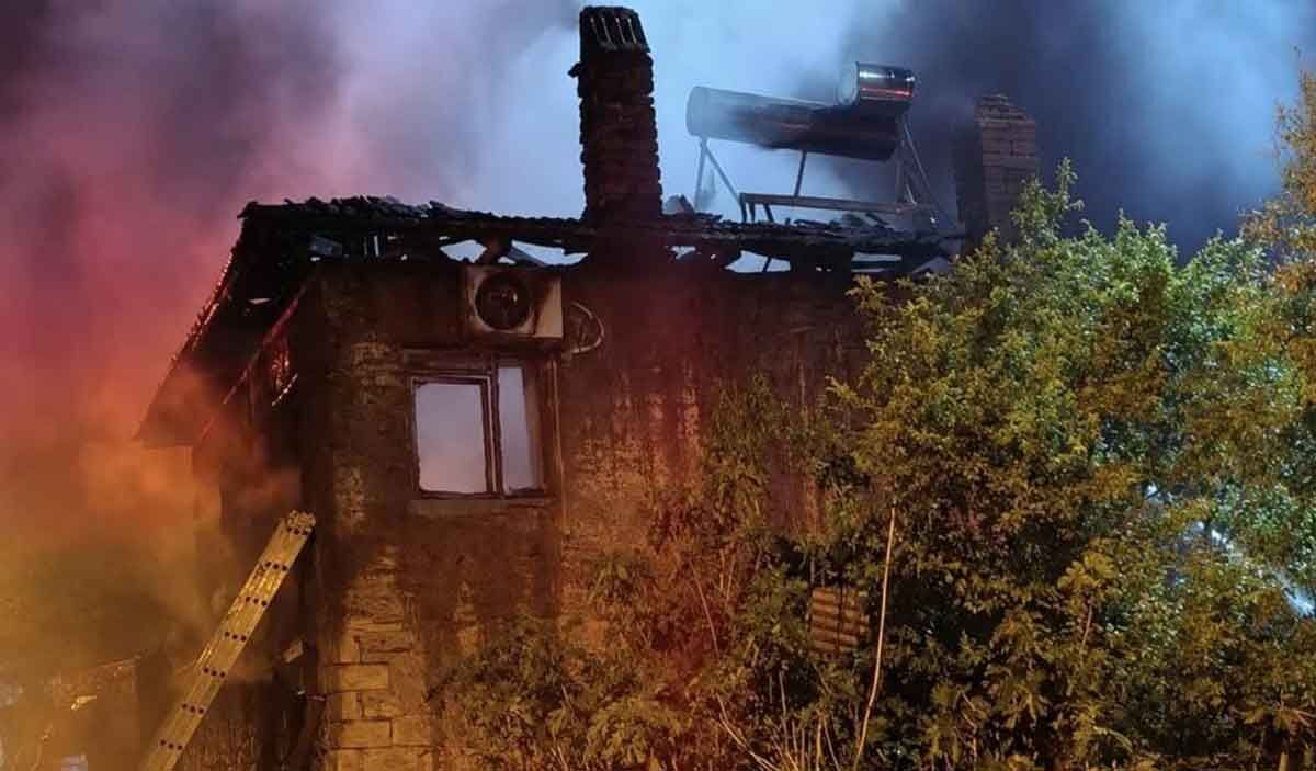 Serinhisarda Yangini Alevlere Teslim Olan Ev Kullanilamaz Hale Geldi 1