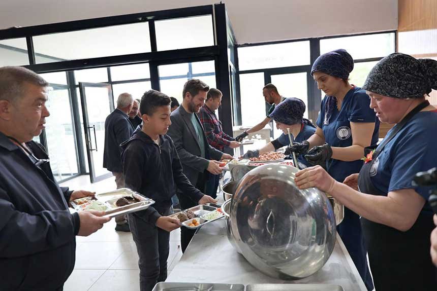 Tavasta Emegin Bayrami Sofrada Kutlandi Baskan Tatiktan Anlamli Bulusma 2