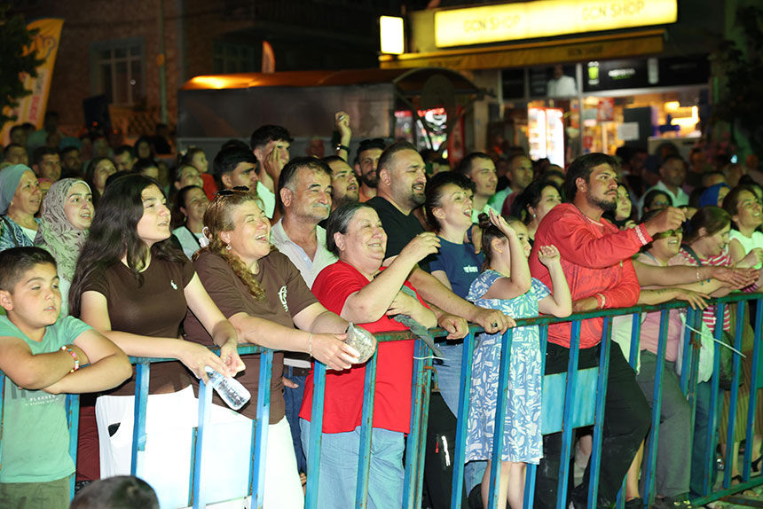 48 Geleneksel Honaz Kiraz Festivalinde Reyhan Karaca Ruzgari 4