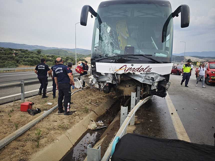Aydin Denizli Otoyolunda Feci Kaza 1I Agir 20 Yarali 1