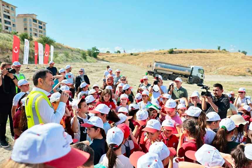 Baskan Cavusoglu Ve Minikler Gelecege Can Suyu Verdi 1