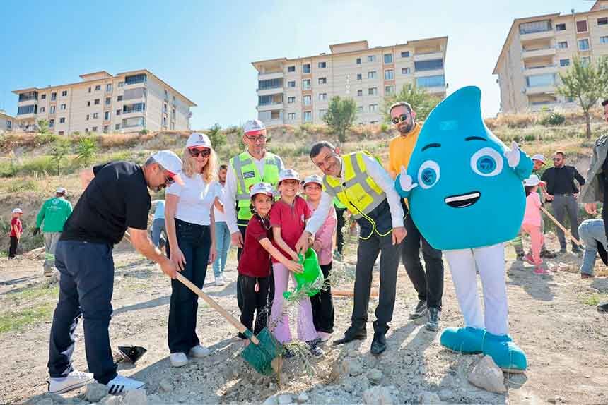 Baskan Cavusoglu Ve Minikler Gelecege Can Suyu Verdi 2