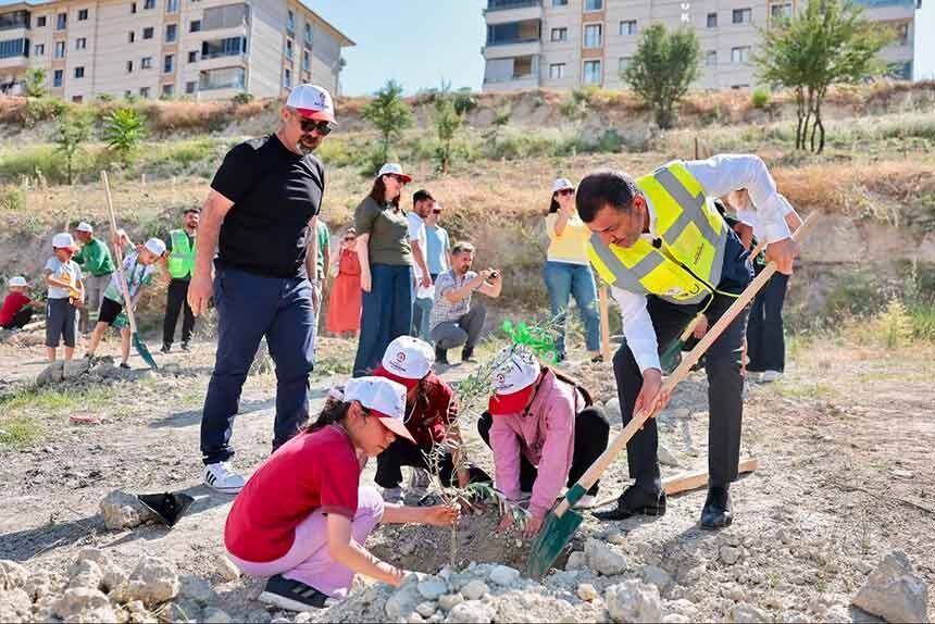 Baskan Cavusoglu Ve Minikler Gelecege Can Suyu Verdi 5