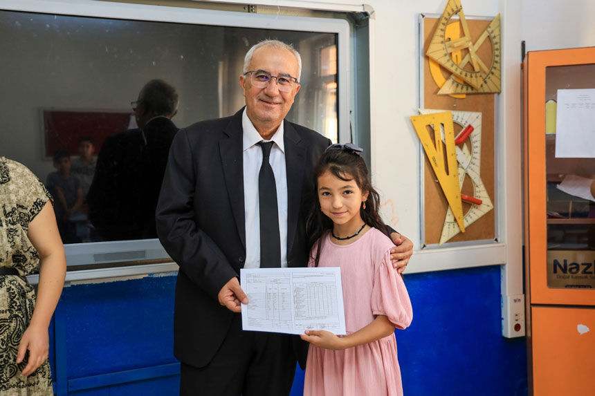 Cameli Belediye Baskani Cengiz Arslandan Okullara Karne Ziyareti4