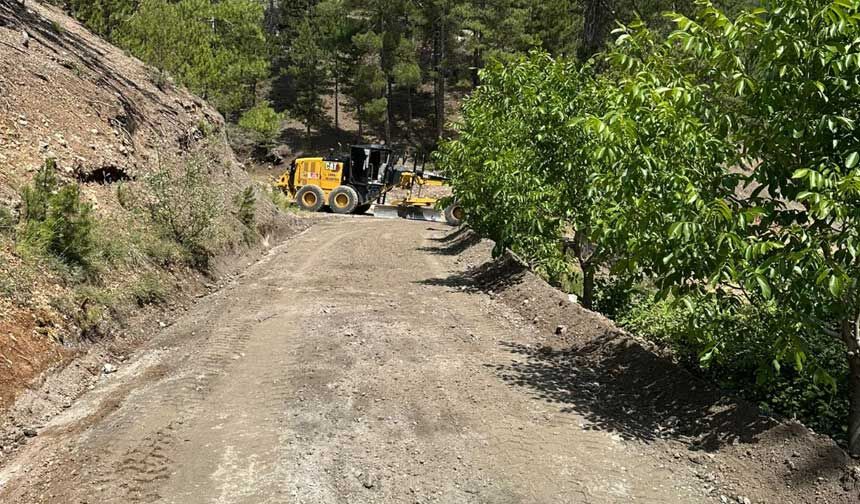 Camelinin Yaylapinar Mahallesinde Yol Duzenleme Calismalari Devam Ediyor 2