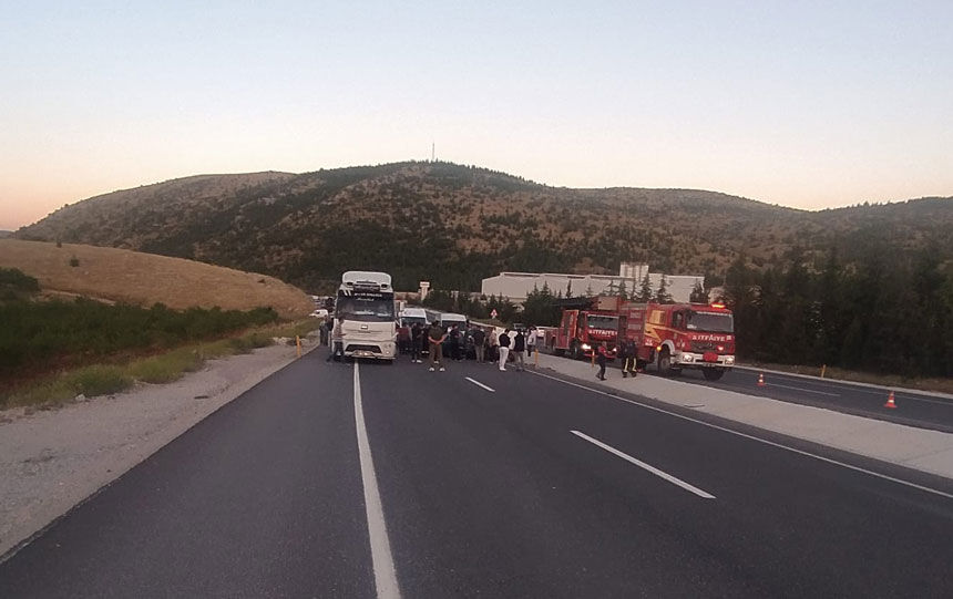 Denizli Akca Rampasinda Kaza Tira Arkadan Carpti3
