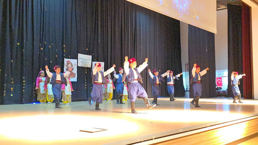 Denizli Ilkokul Ogrencileri Halk Oyunu2