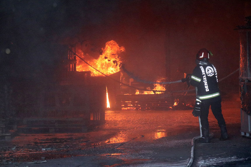 Denizli Kaucuk Fabrikasi Yangin1
