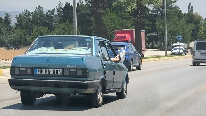 Denizlide Ayaklarini Camdan Disari Cikartan Yolcu Trafigi Tehlikeye Atti 1