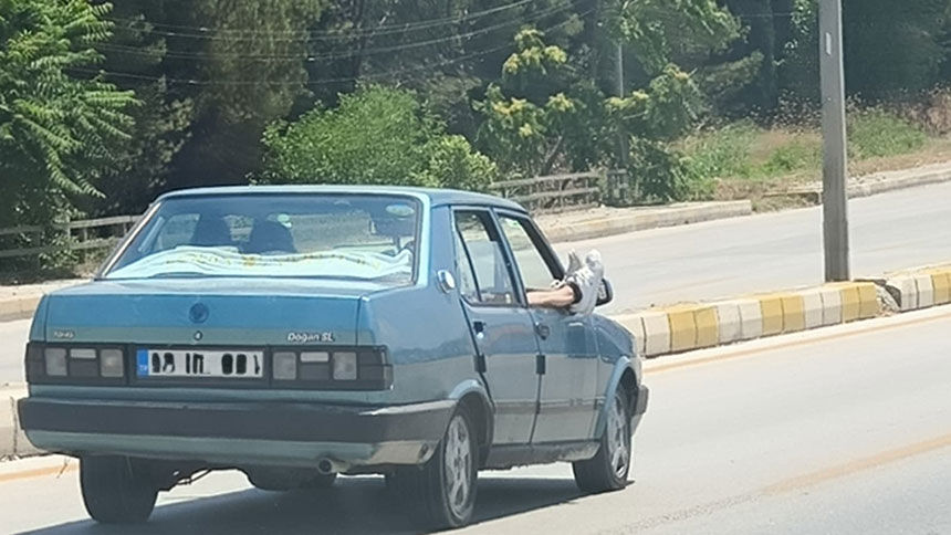 Denizlide Ayaklarini Camdan Disari Cikartan Yolcu Trafigi Tehlikeye Atti 2