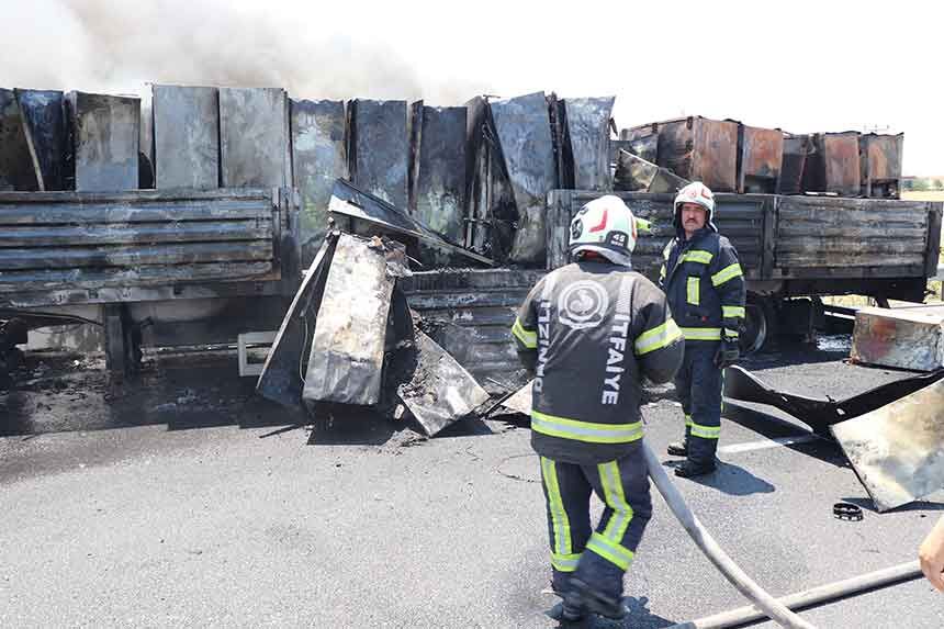 Denizlide Beyaz Esya Yuklu Tir Yandi Alevler Tahil Tarlalarina Sicradi 1
