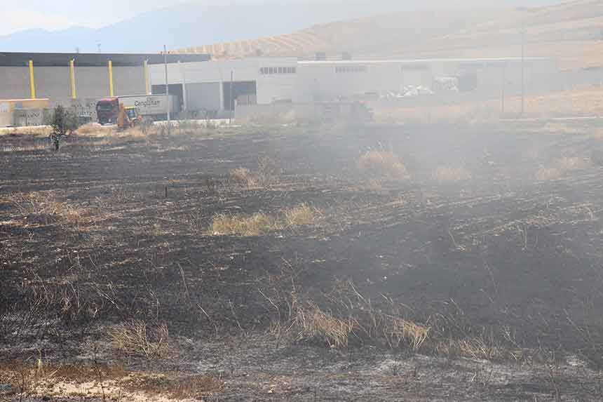 Denizlide Beyaz Esya Yuklu Tir Yandi Alevler Tahil Tarlalarina Sicradi 5