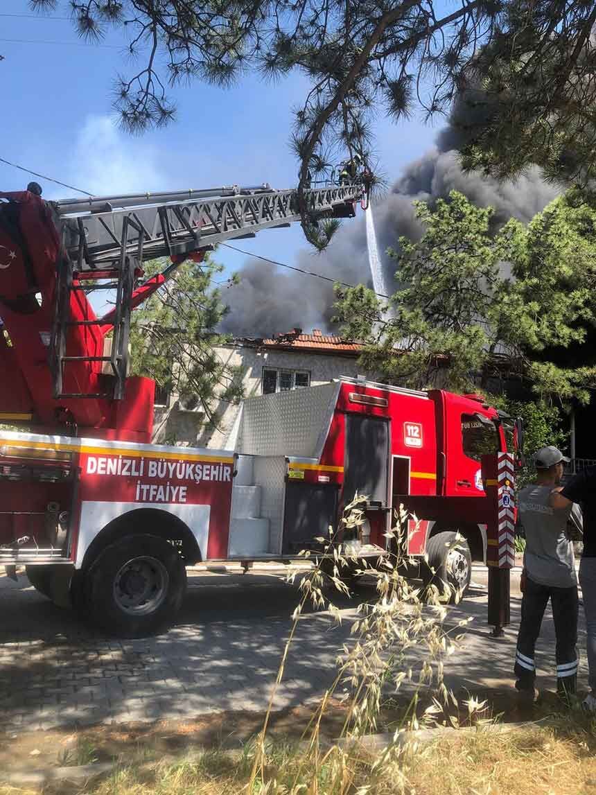 Denizlide Kaucuk Deposunda Korkutan Yangin 1