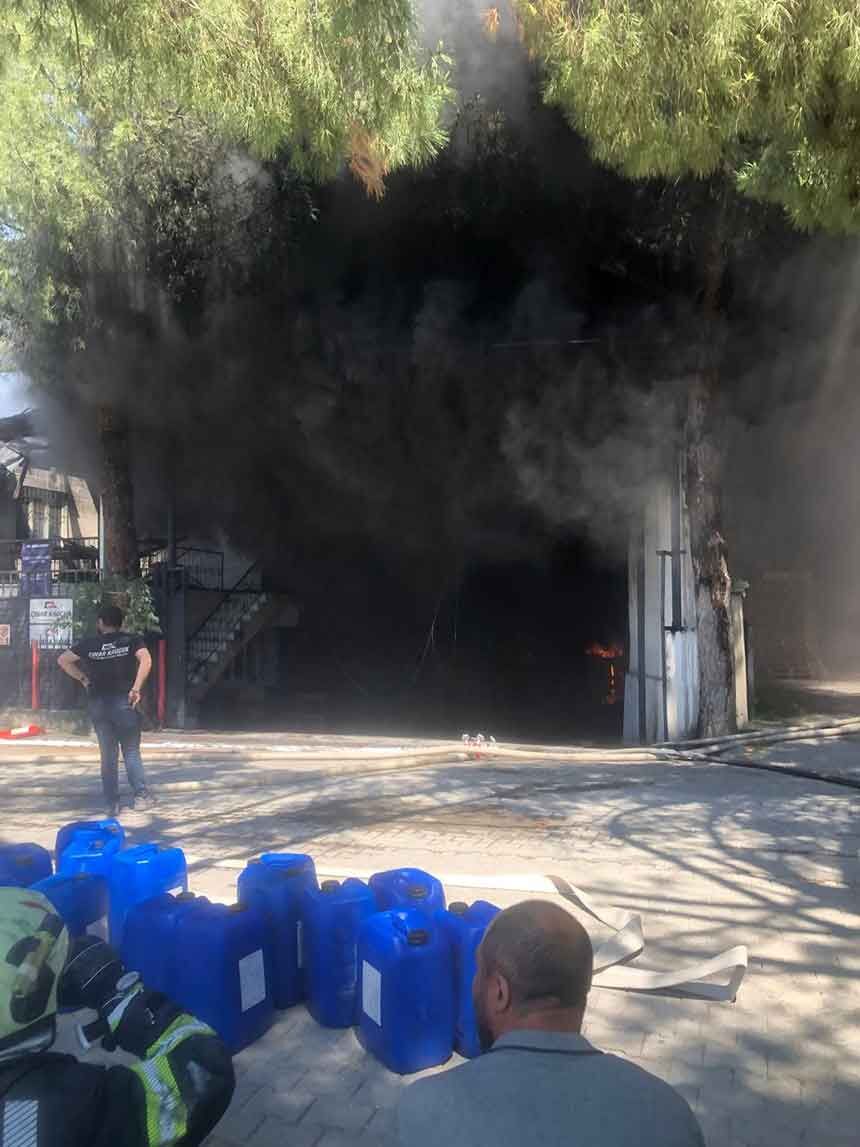 Denizlide Kaucuk Deposunda Korkutan Yangin 3