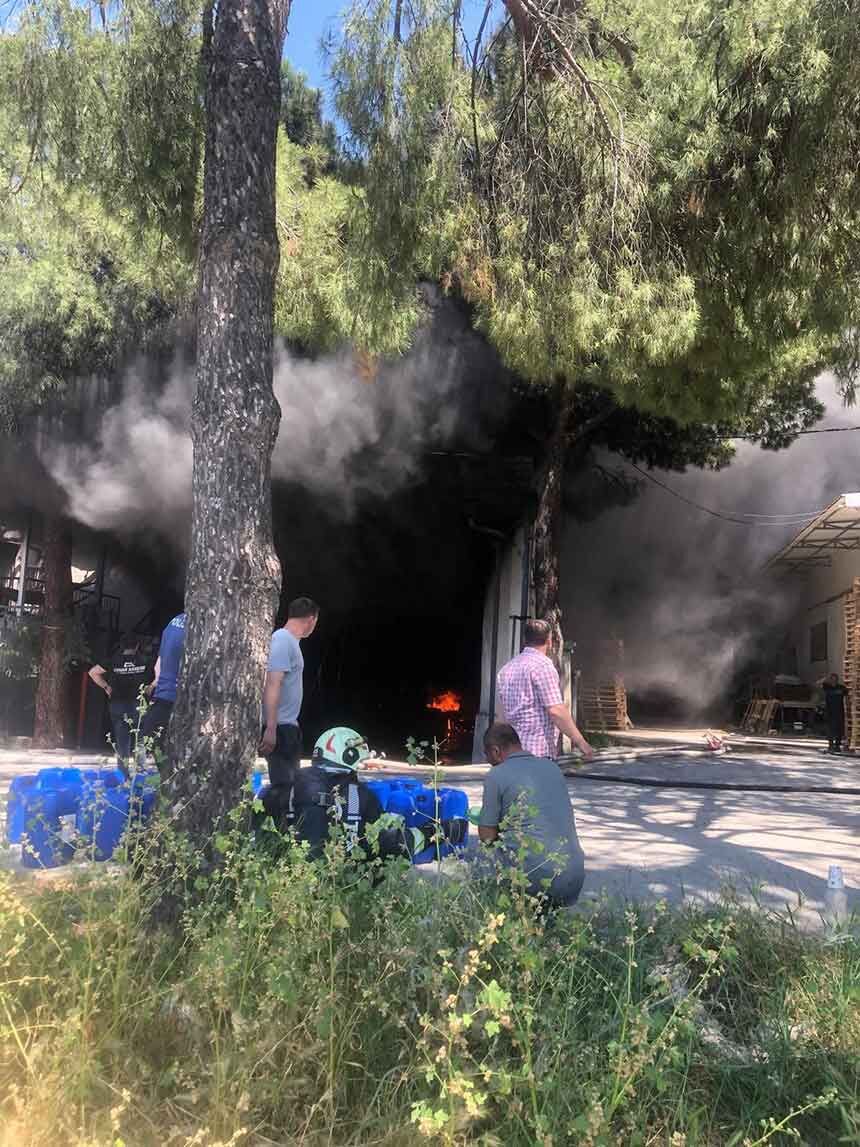 Denizlide Kaucuk Deposunda Korkutan Yangin 4