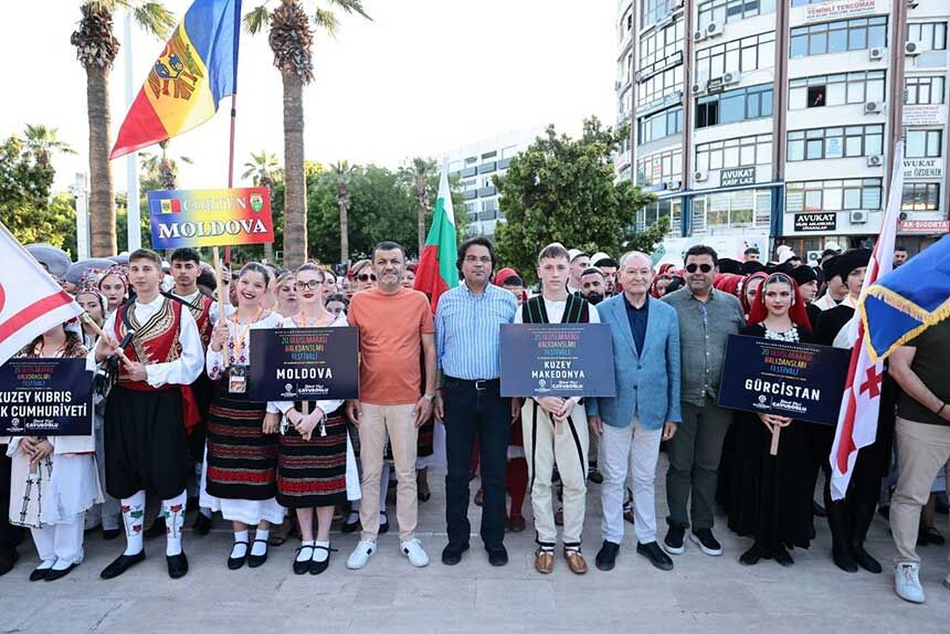 Denizlide Kitalarin Dansi Basladi 20 Ulkeden Yuzlerce Sanatci Sehri Renk Cumbusune Cevirdi 1