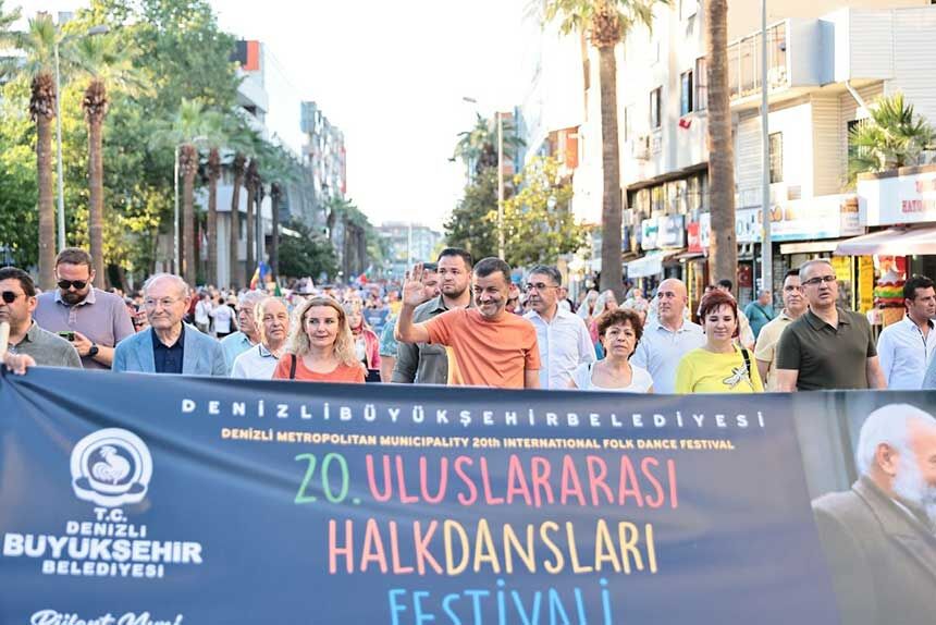 Denizlide Kitalarin Dansi Basladi 20 Ulkeden Yuzlerce Sanatci Sehri Renk Cumbusune Cevirdi 2